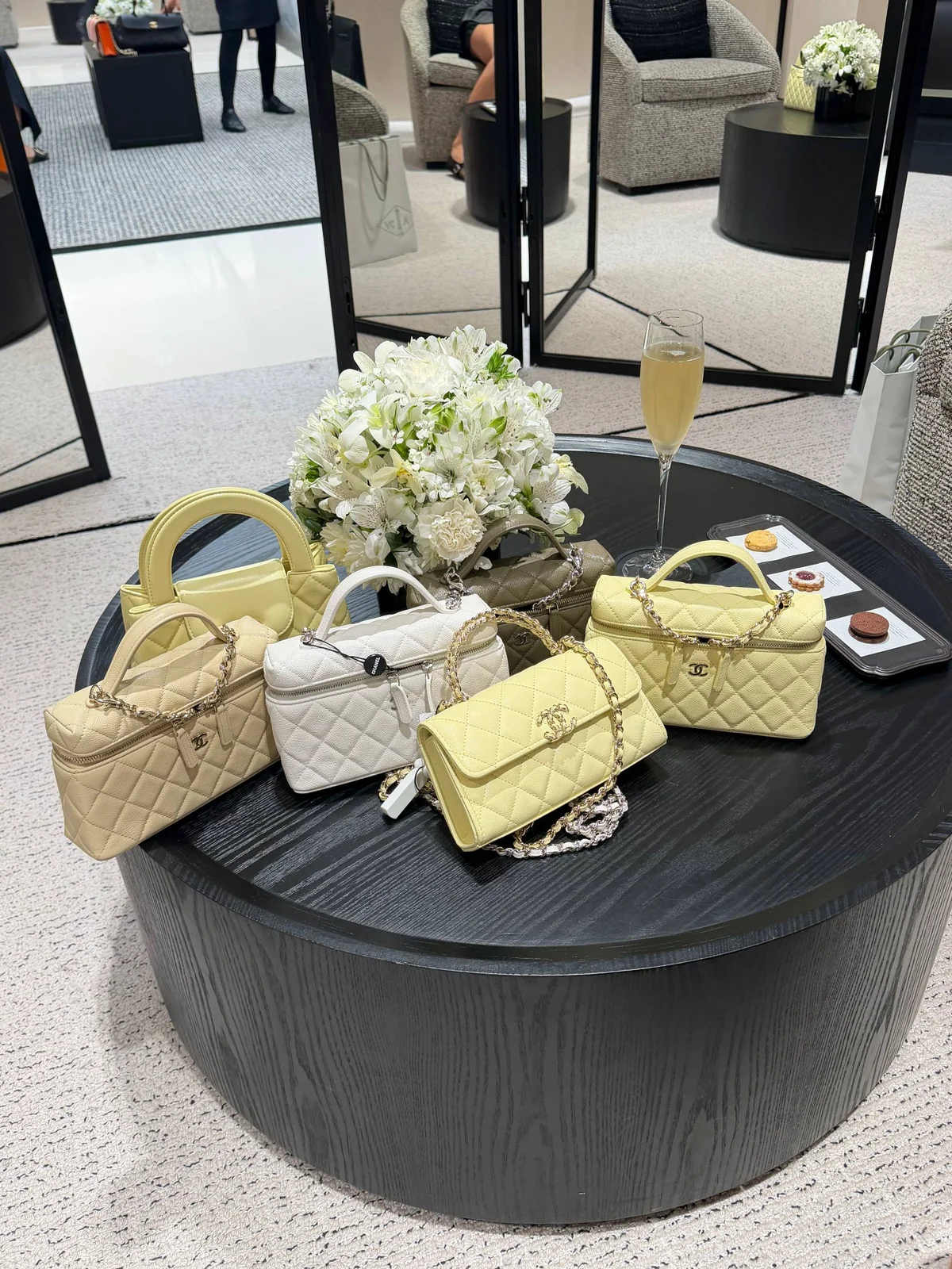 Сумка Chanel в бутике