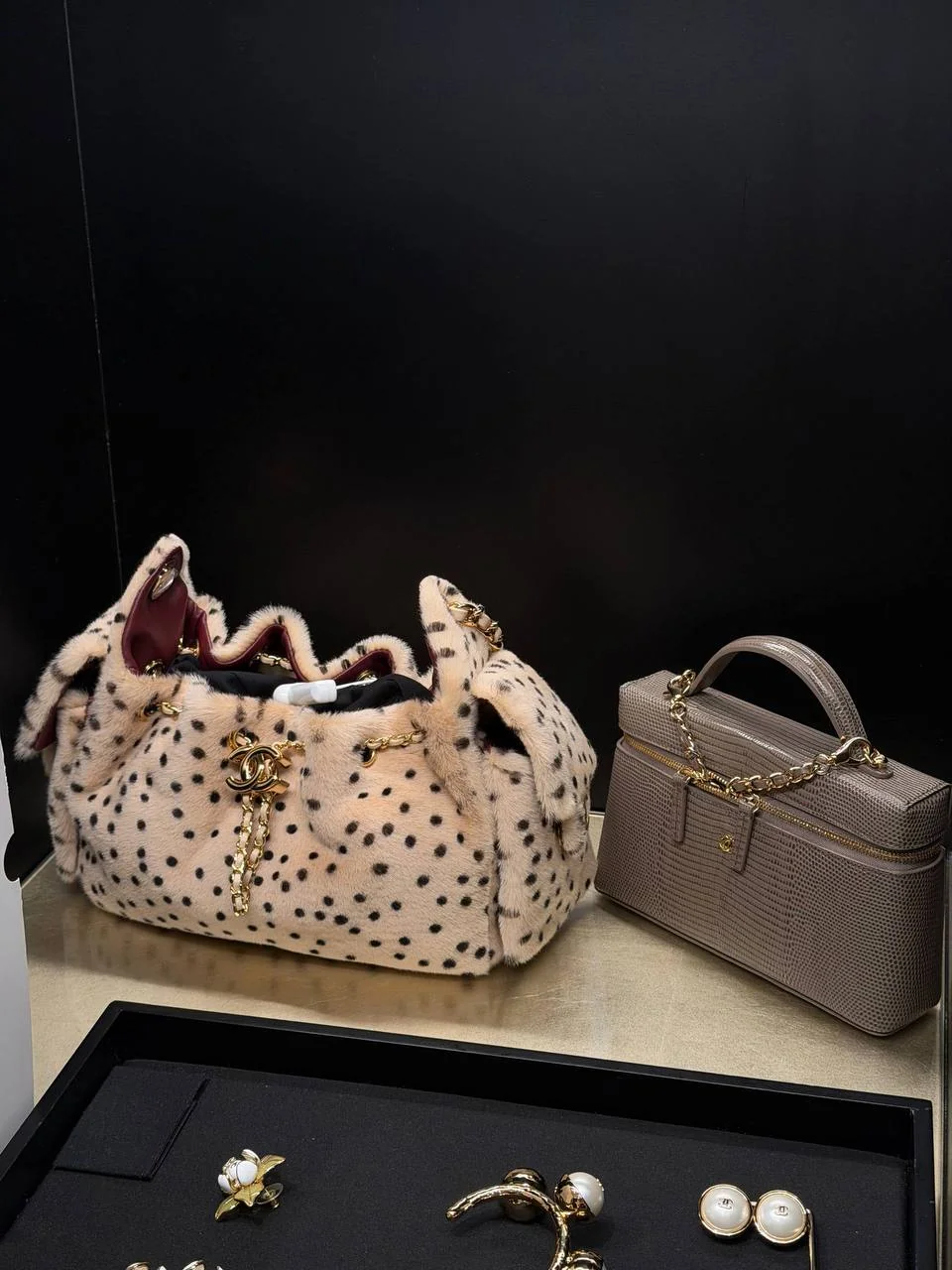 Поиск редких моделей Chanel в Азии